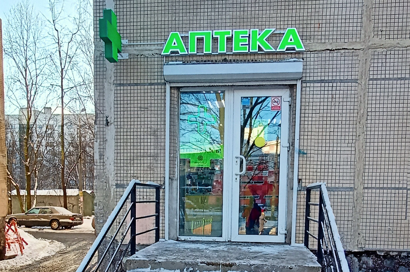 Питер Фарма - фото входа в аптеку